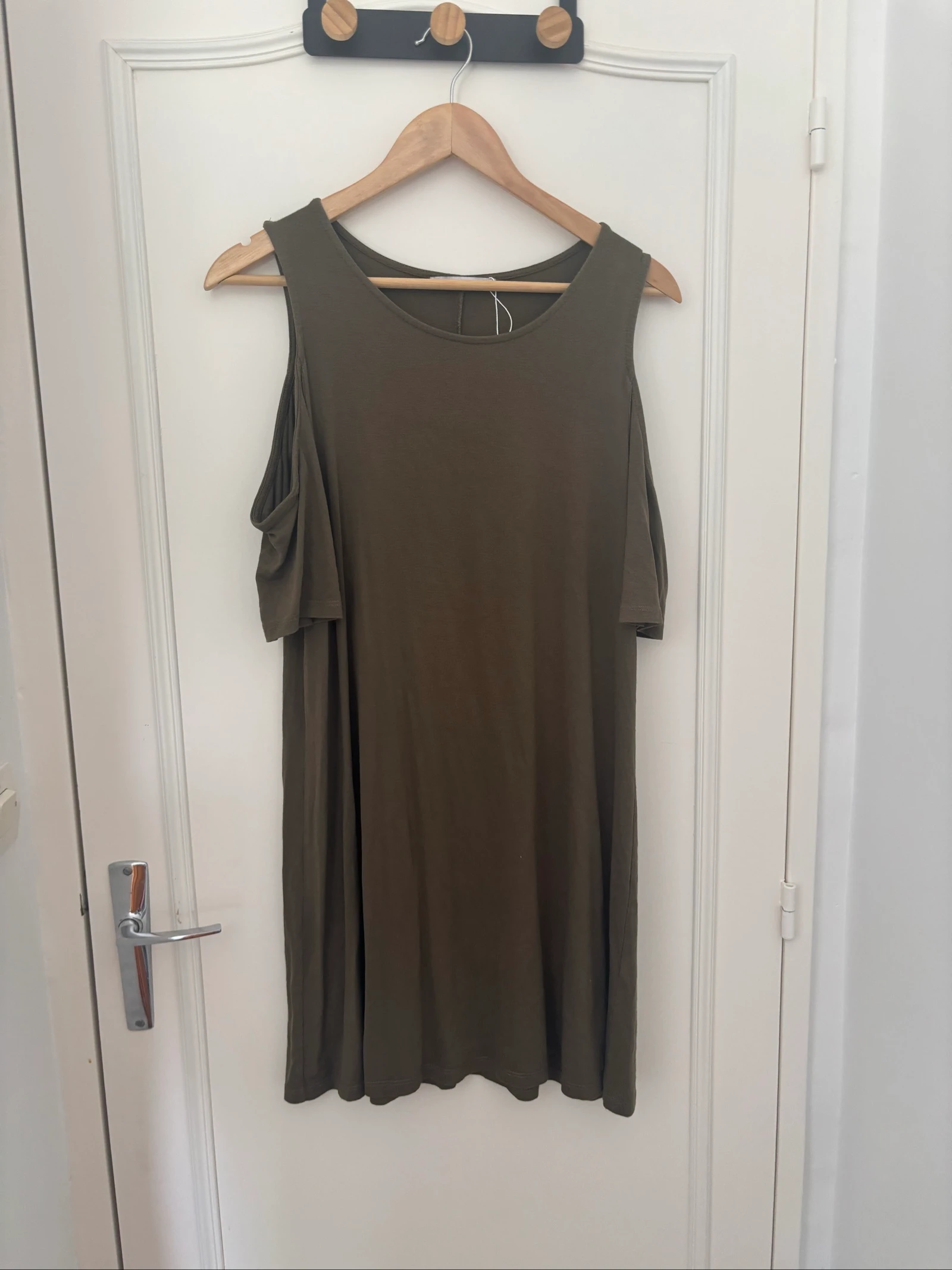181/ Robe épaules dénudées kaki - Pull &Bear - Taille L 